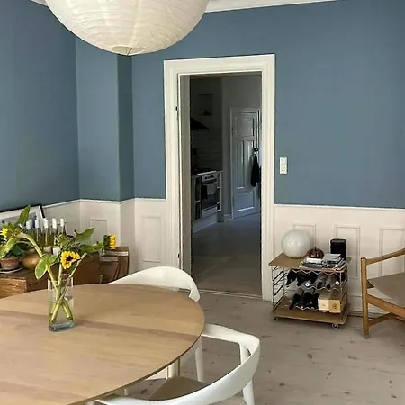 Grand With Balcony On Osterbro Appartement